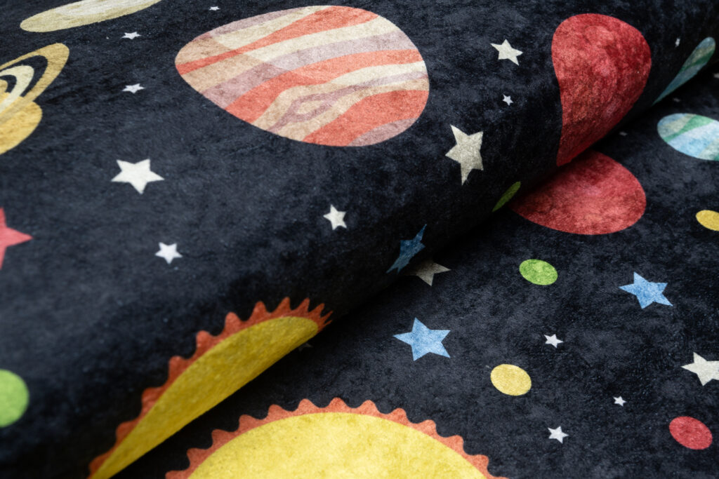 Teppich Emma Kinderzimmer Dunkel Kosmos Planeten Rutschfest